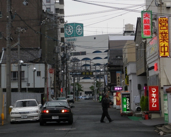 まるは通りの風俗街